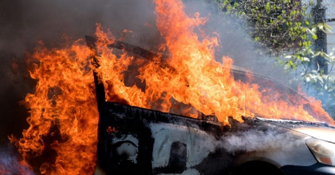 Carabinero sufrió ataque incendiario en Contulmo: Encapuchados lo agredieron