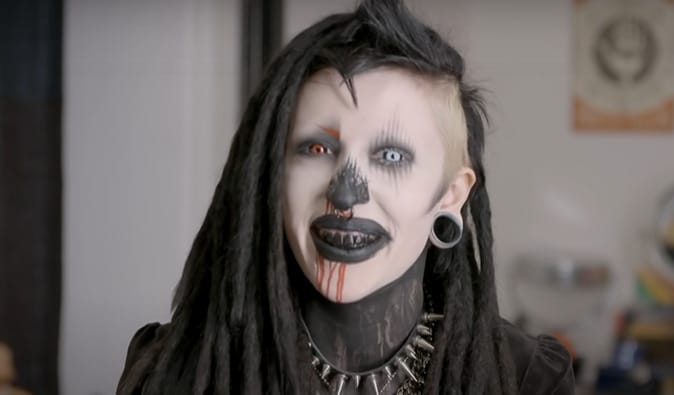 Chica gótica se hace extremo cambio de look y su novio no la reconoce