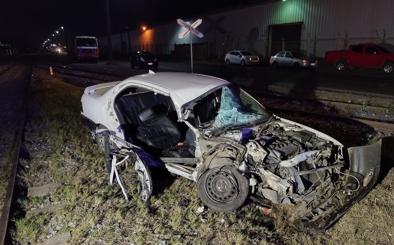 Colisión de tren de carga con automóvil deja cinco personas lesionadas en Coronel