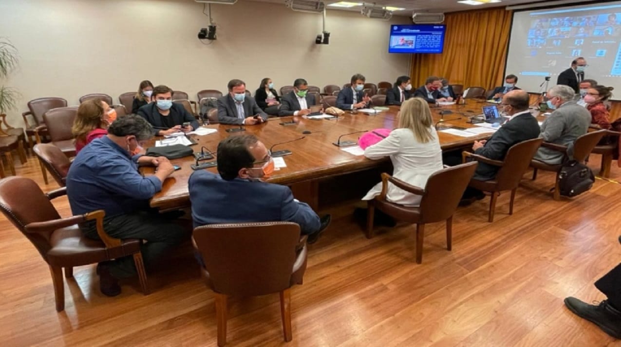 Comisión de Constitución decidió fusionar en dos grupos los proyectos por el tercer retiro