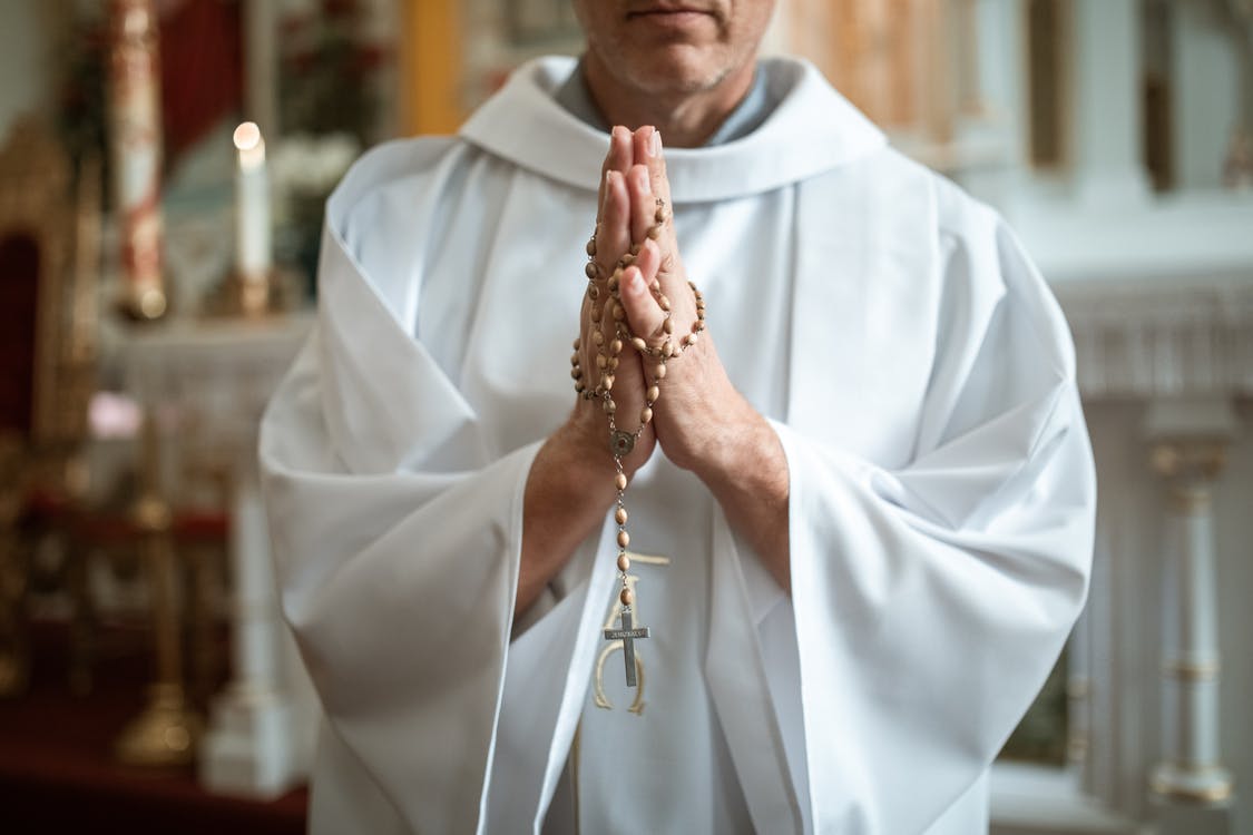 Curas “rebeldes” seguirán bendiciendo a parejas homosexuales pese a orden del Vaticano