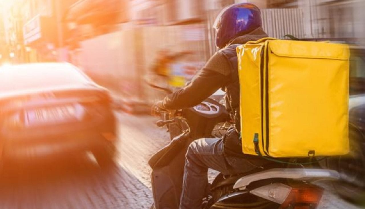Trabajador de delivery falleció tras caer de su moto: Hombre era perseguido por perros