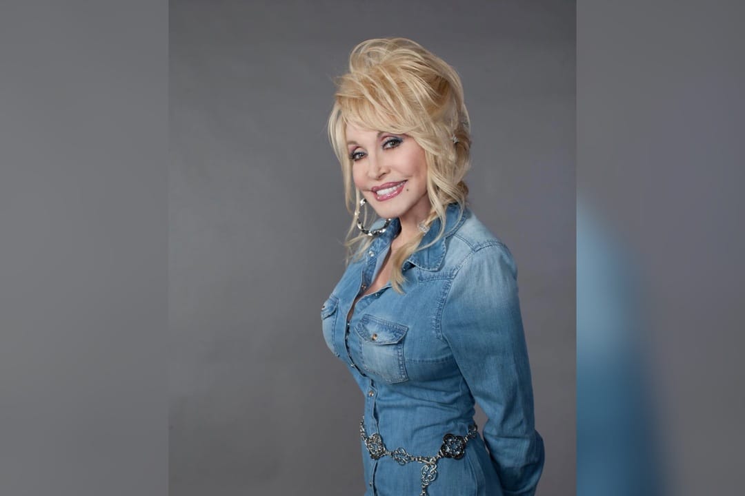 Dolly Parton recibió primera dosis de vacuna Moderna: La cantante ayudó a financiarla