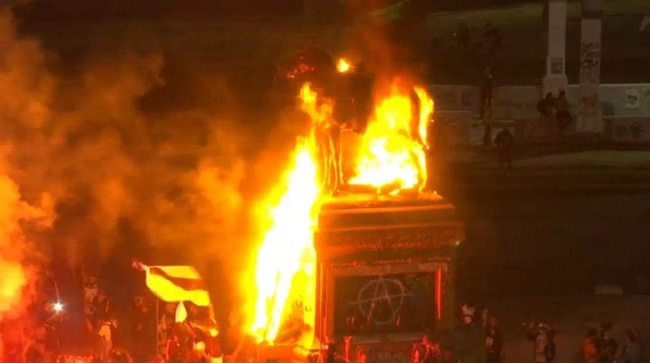 Ejército tilda de “antichilenos” y “cobardes desadaptados” a manifestantes que incendiaron estatua de general Baquedano