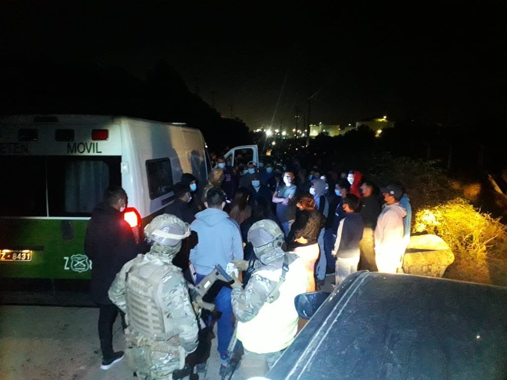 Carrera clandestina reunió a 170 personas en Concón: uno intentó atropellar a un oficial de la armada