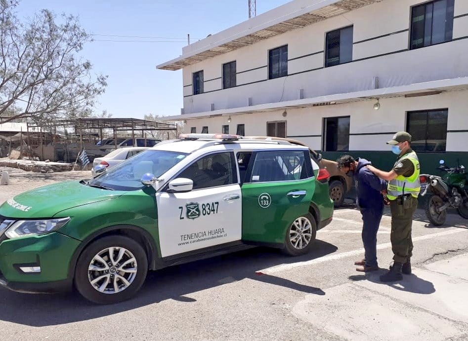 Detienen a hombre por no querer identificarse y ofrecer dinero a carabinero