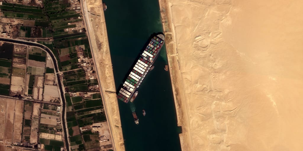 Logran desbloquear el canal de Suez tras reflotar buque