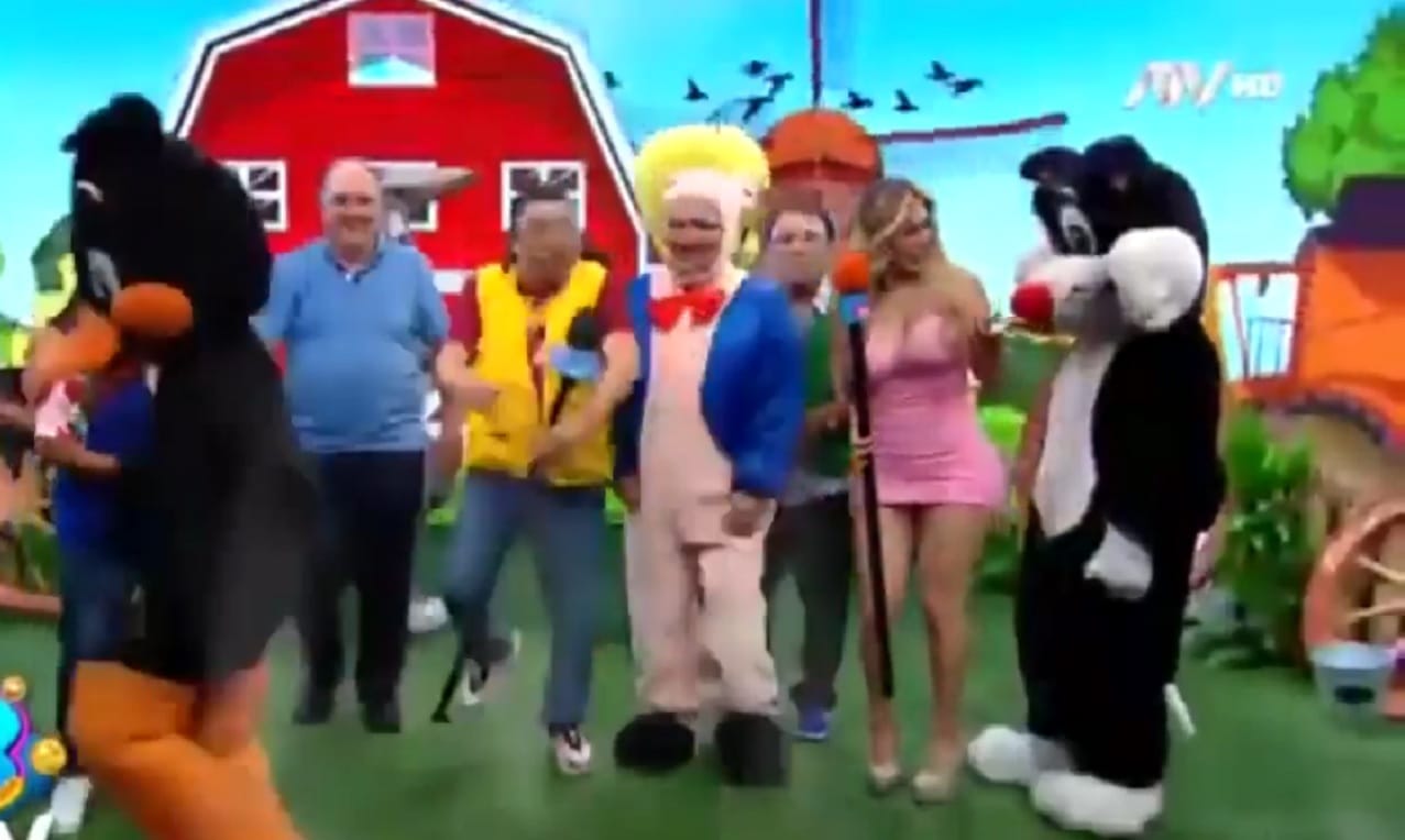 Modelo es acosada en vivo por sujeto disfrazado del gato Silvestre