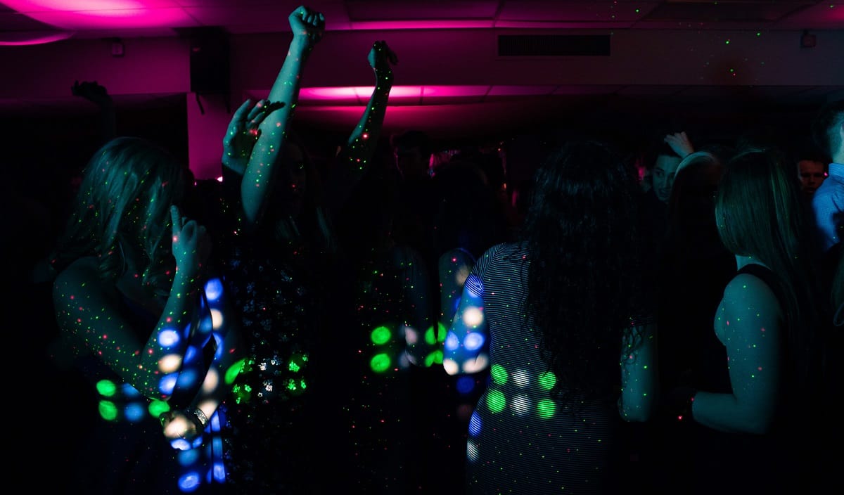 Descubren “fiesta swinger” en comuna que está cuarentena