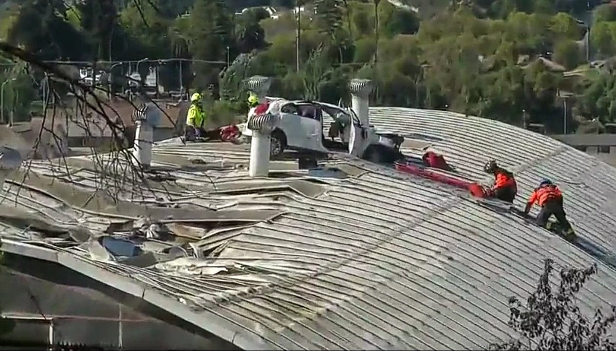 Hombre se volcó y terminó arriba del gimnasio de un colegio