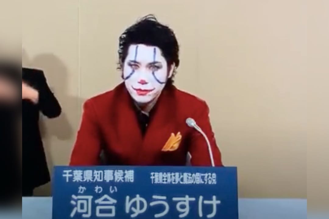 Candidato a gobernador presentó su plan vestido de Joker