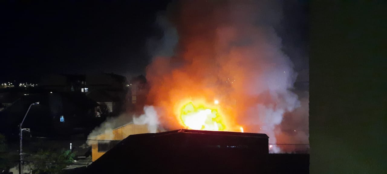 Incendio consumió taller mecánico en Pedro de Valdivia Bajo en Concepción