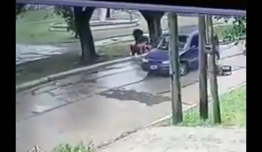 Cámara captó a sujetos armados que intentaron secuestrar a jóvenes a plena luz del día