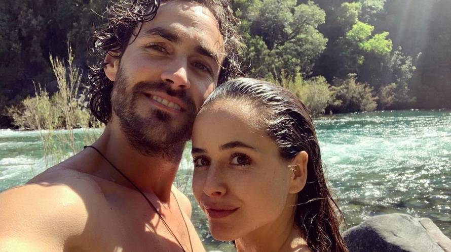 Juanita Ringeling confirma que se convertirá en mamá luciéndose en bikini