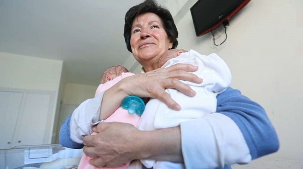 Mujer de 69 años dio a luz a gemelos pero perdió la custodia por incapacidad
