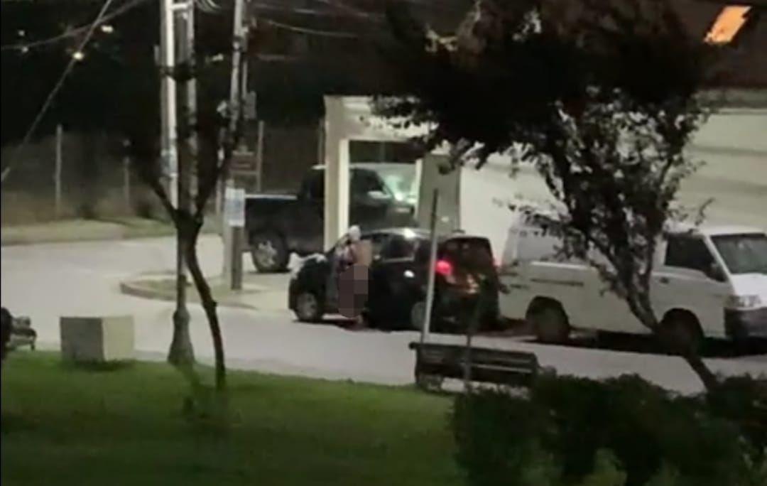 El misterio del ‘pilucho’: Cámaras captan a hombre que se pasea completamente desnudo en Talcahuano
