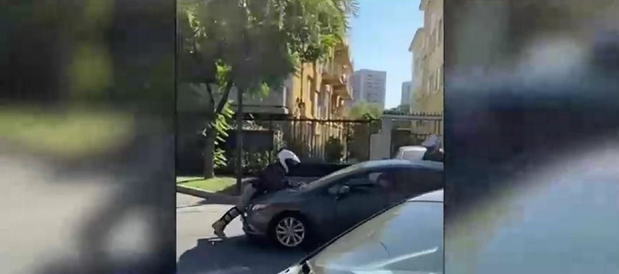 Conductor molesto arrastra a guardia municipal en el capo tras multarlo