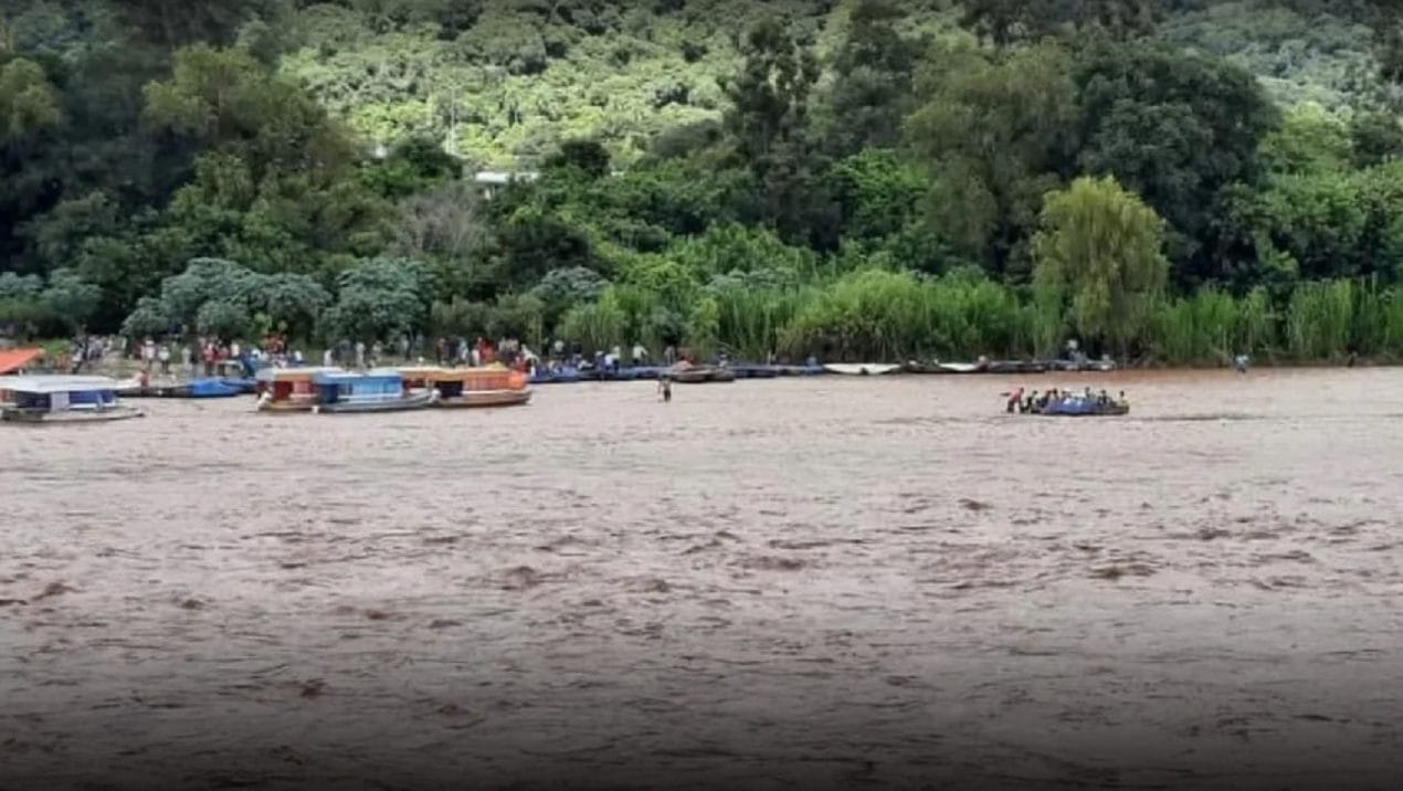 “Era él o yo. Estoy destruido”: El crudo relato de un padre tras caer de una balsa de goma junto a su hijo