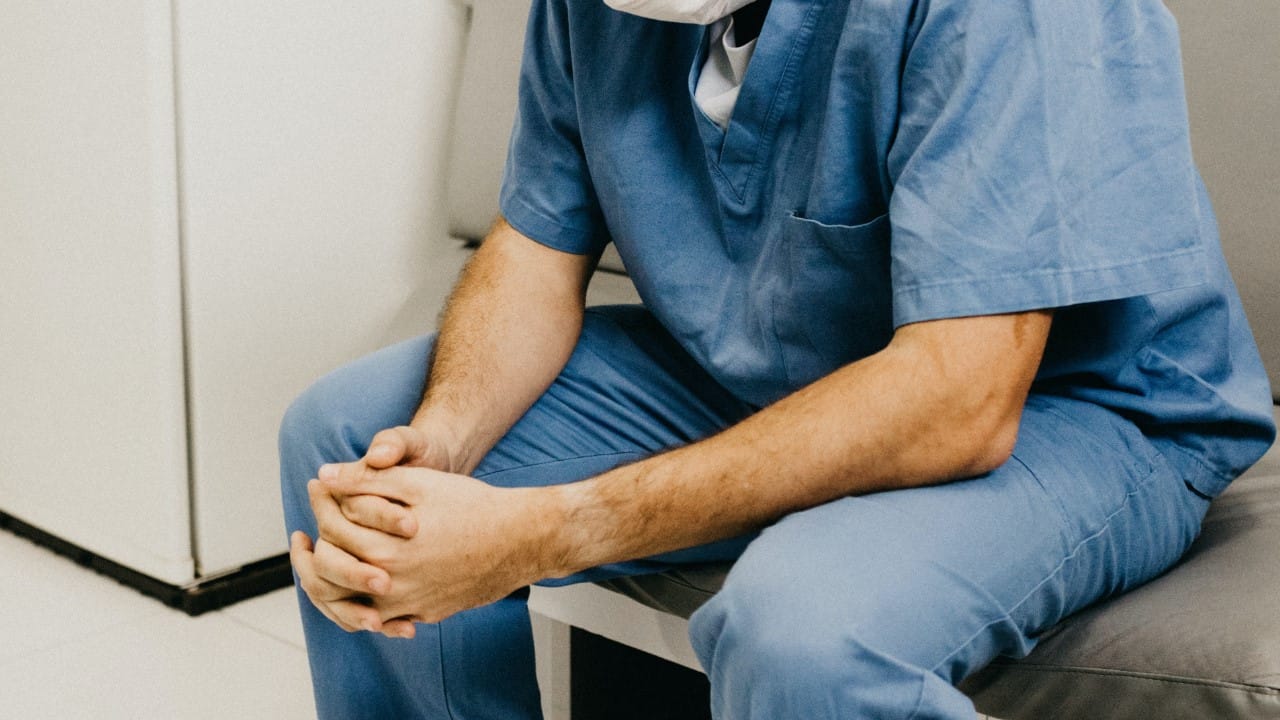 Paciente le quebró de un combo la mandíbula a doctor que no dio licencia médica en Chiguayante