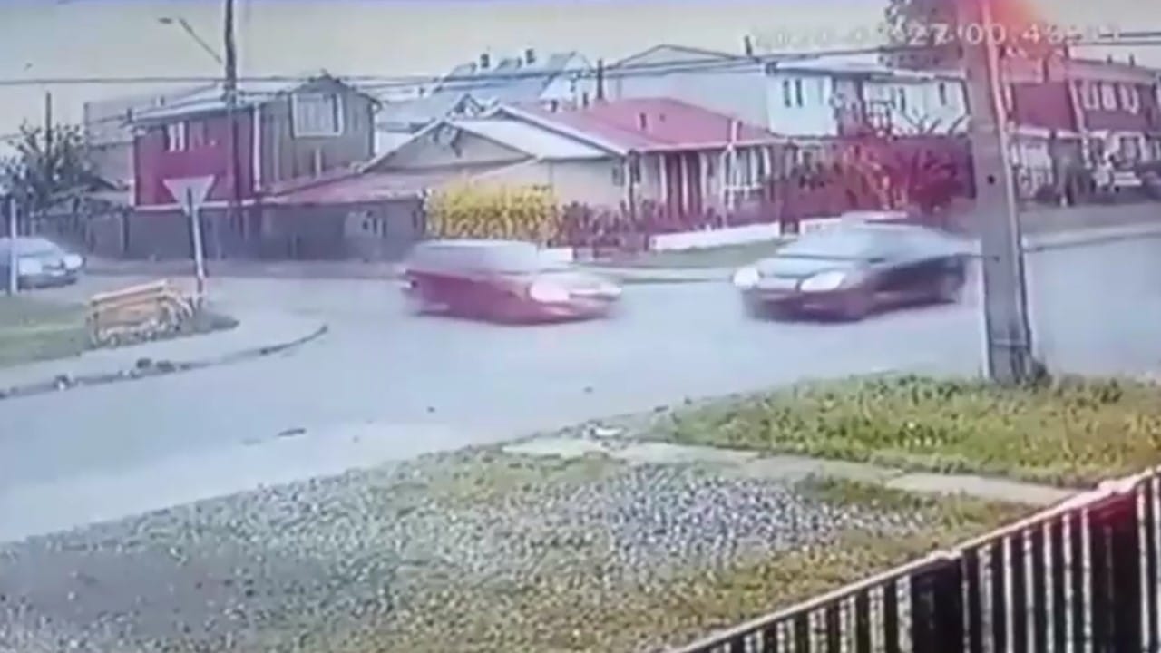 Cámara captó violento choque entre dos vehículos a alta velocidad