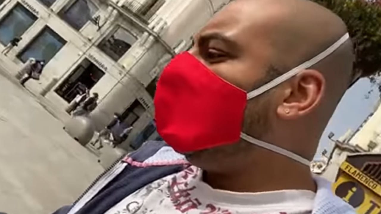 Detienen a youtuber por golpear a una señora con máquina de afeitar