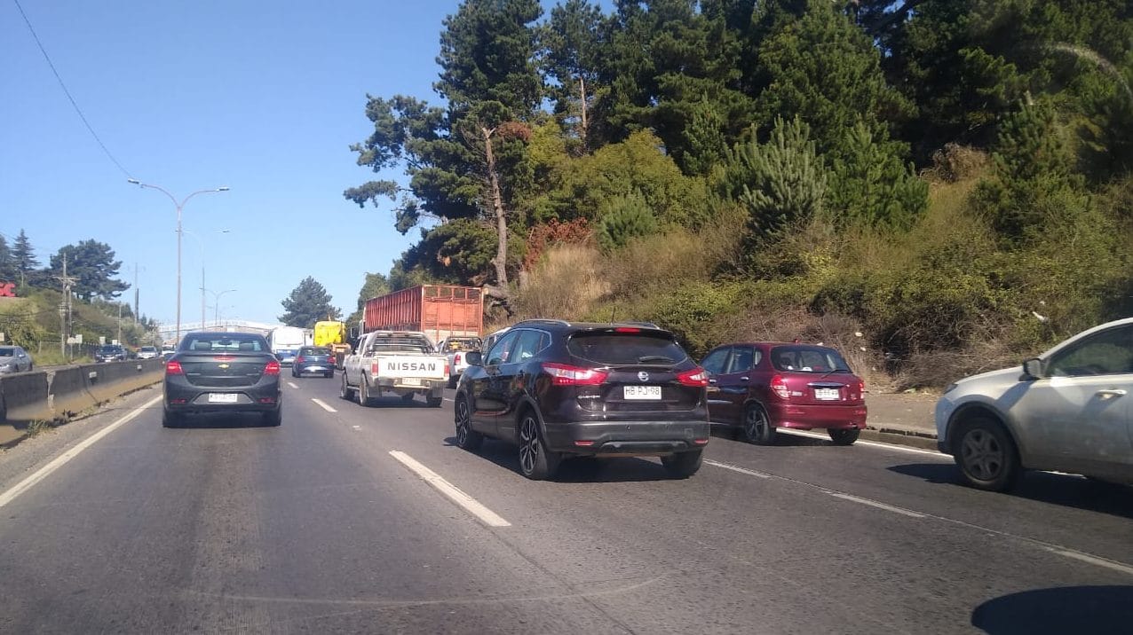 Gran taco se toma la salida del Mall del Trébol por trámite en planta de revisión técnica