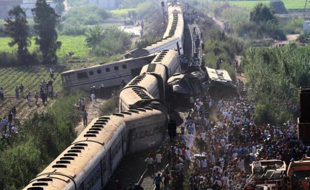 Al menos 32 personas fallecieron en violento choque de trenes al sur de Egipto