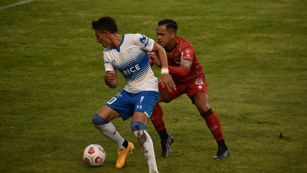 A lo campeón: Universidad Católica mantuvo el tranco ganador y venció a Ñublense