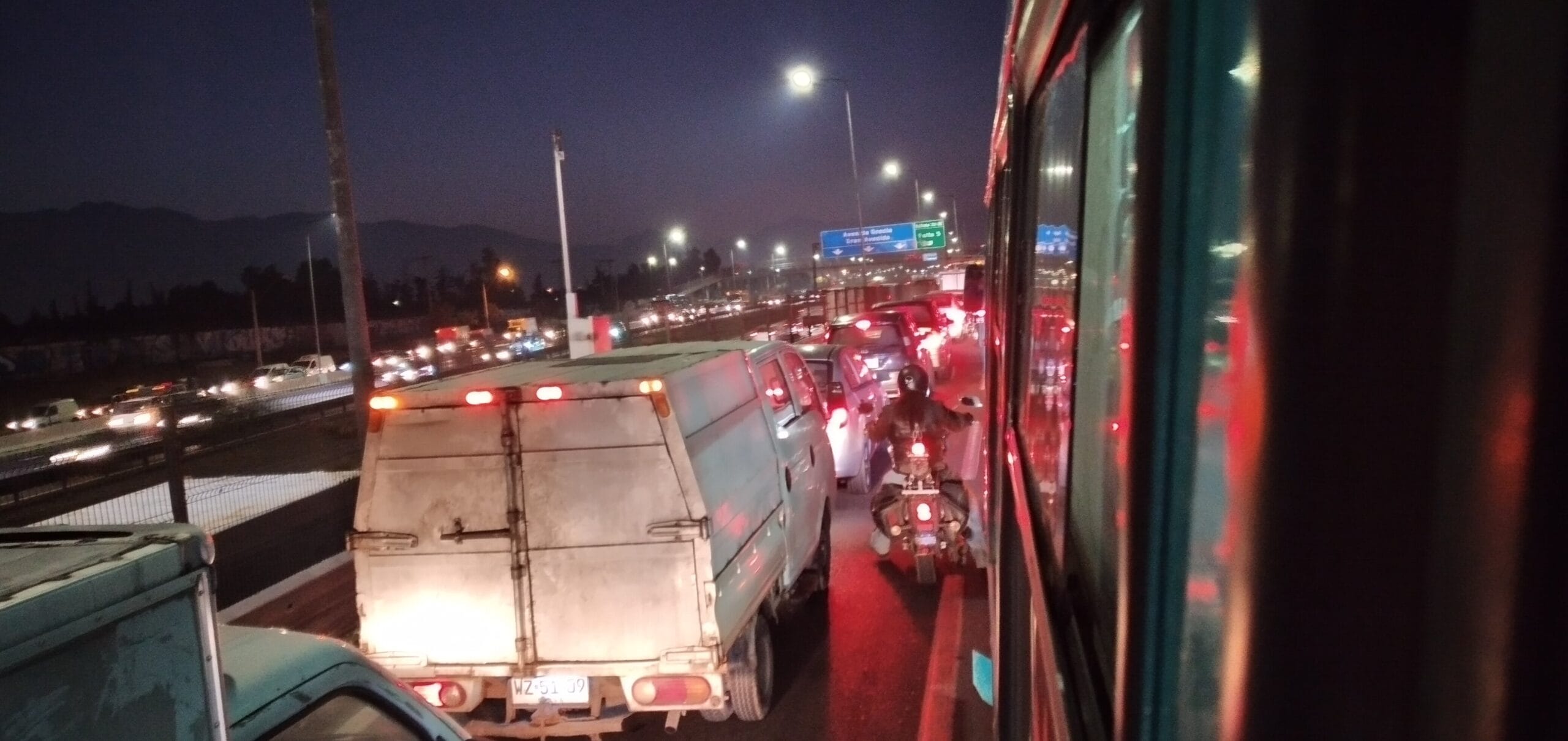 Delincuentes levantaron barricadas para robar a conductores que quedaron en el taco