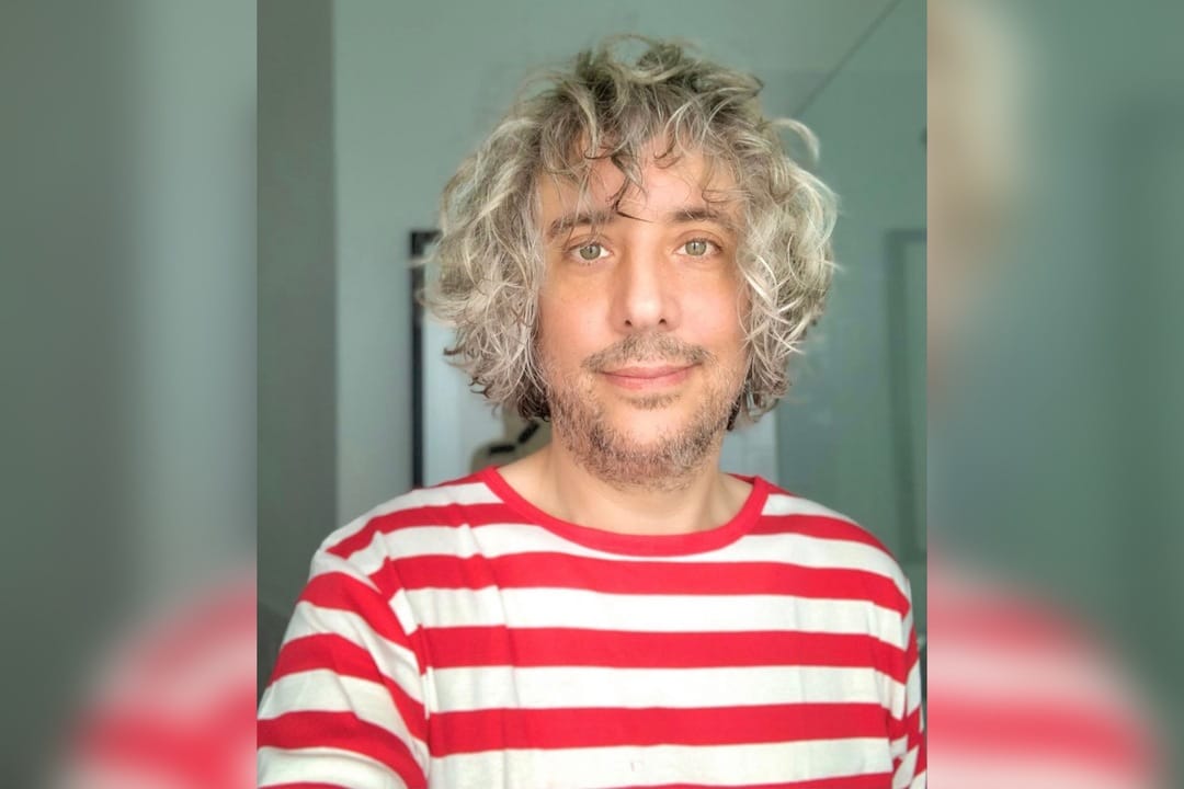 “Chascas” Valenzuela no puede celebrar el éxito de su serie en Chile: “El Estado allá no reconoce que Leonora tiene dos papás”