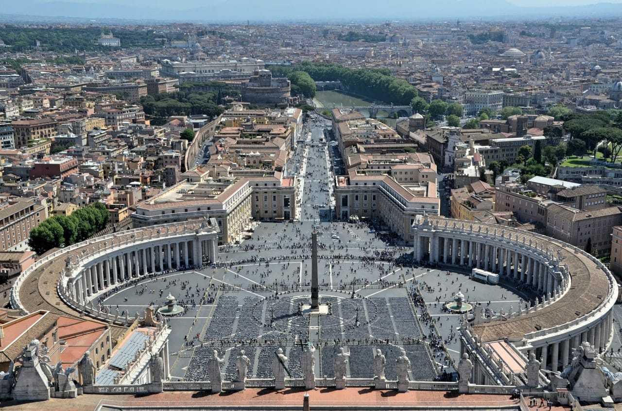El Vaticano rechazó la idea de bendecir uniones homosexuales justificándose en Dios