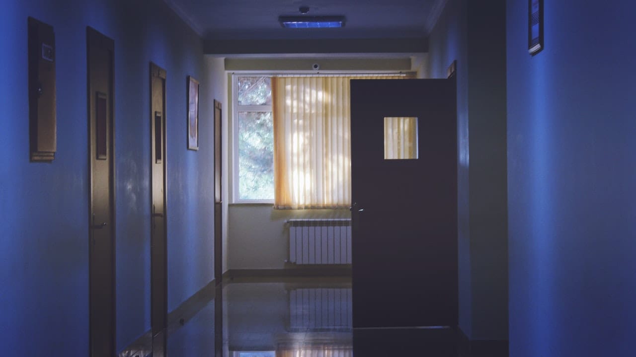 Mujer sufrió paro cardiorespiratorio y ninguna enfermera la asistió porque el timbre de la habitación no funcionaba