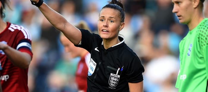 Rebecca Welch es la primera mujer en arbitrar un partido del fútbol profesional inglés
