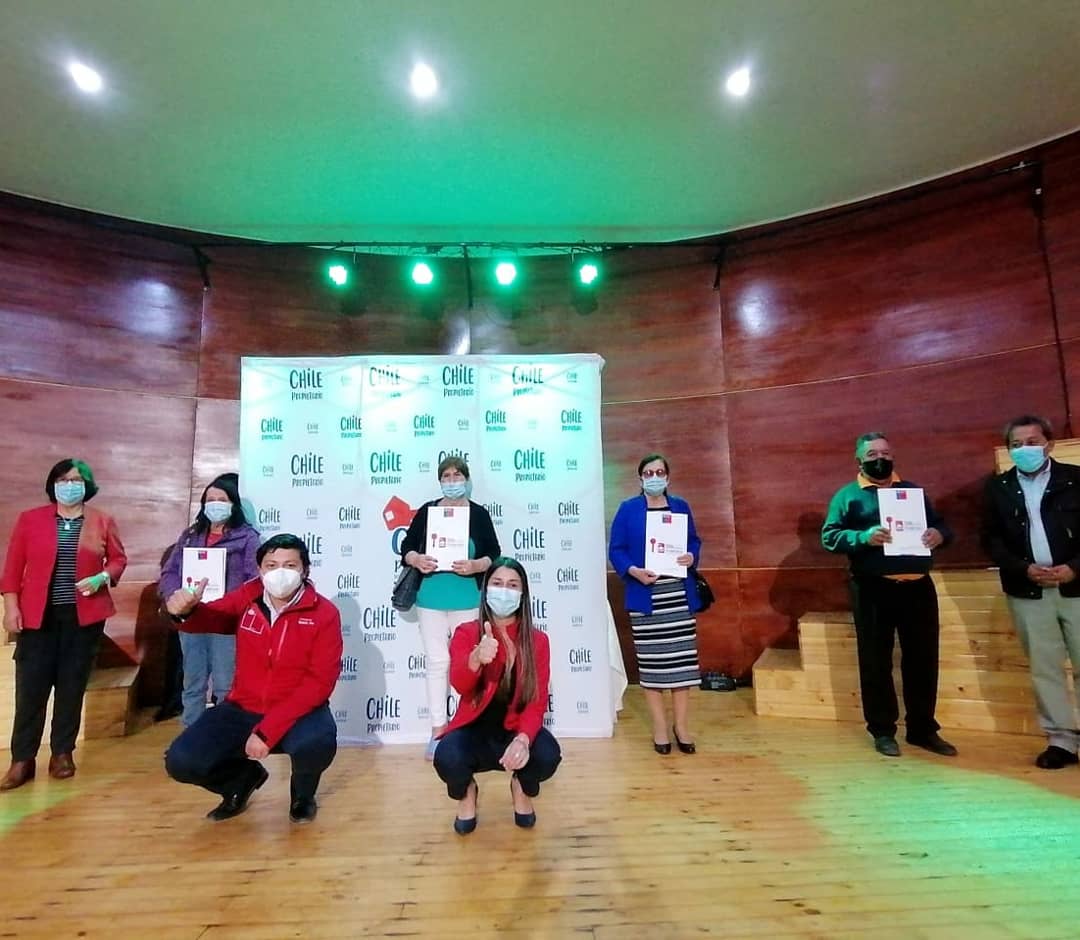 25 familias de Laja recibieron sus títulos de dominio para regularizar sus terrenos