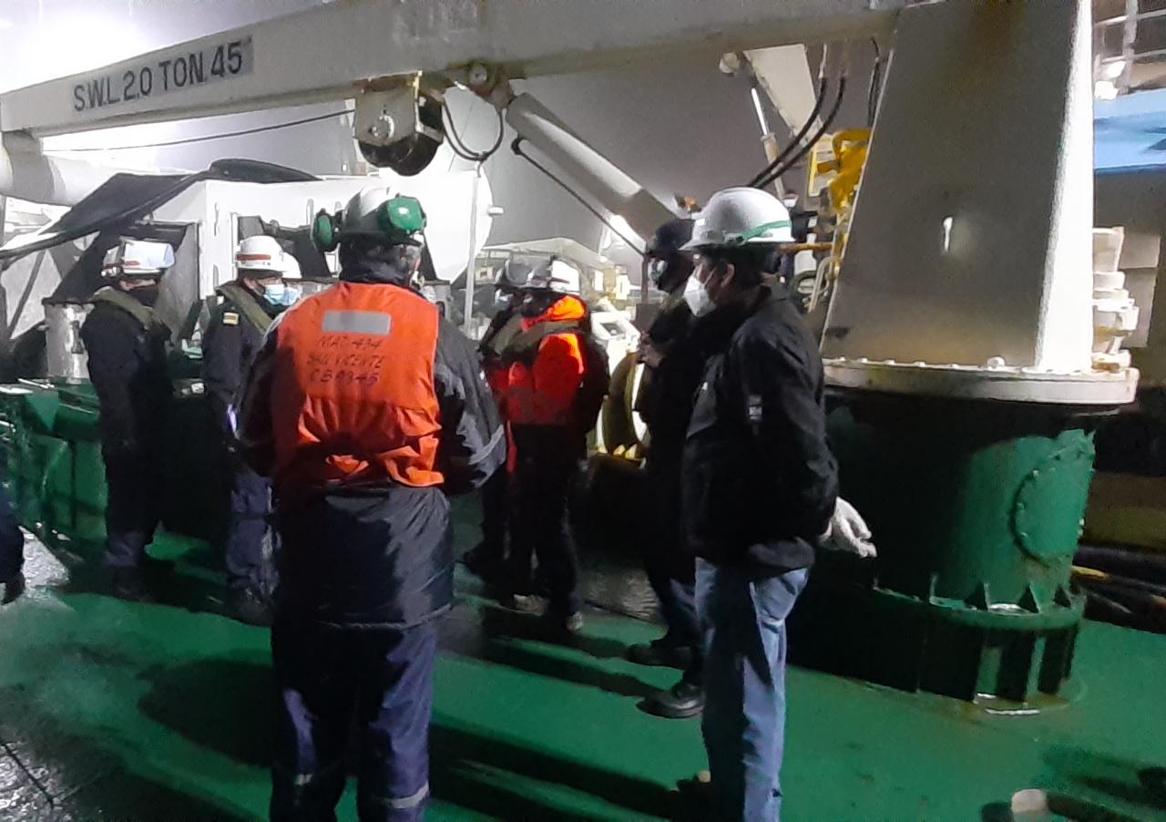 Primera descarga de 500 toneladas de salmones muertos en el sur se concretó en Talcahuano