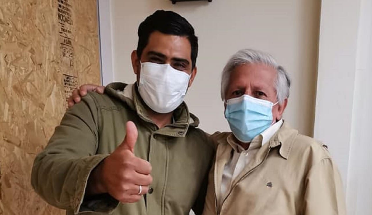 Joven encuentra y devuelve $200 mil que adulto mayor olvidó en el cajero