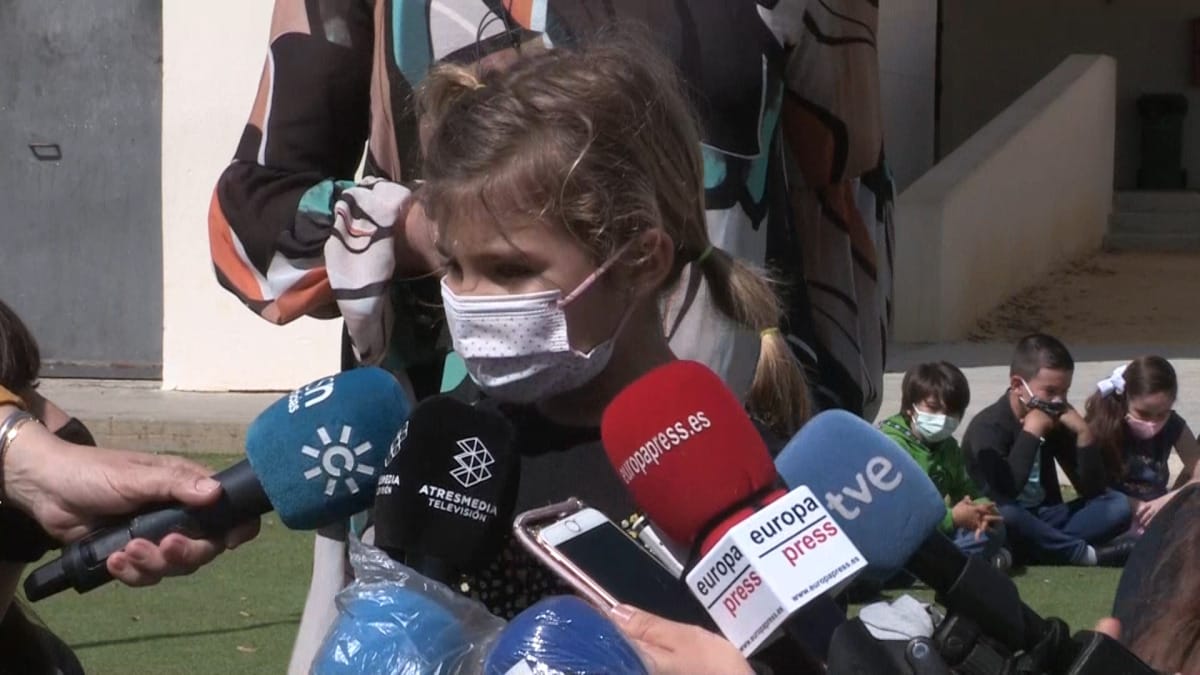 Una “superheroína”: Niña salvó a su madre diabética y recibió reconocimiento