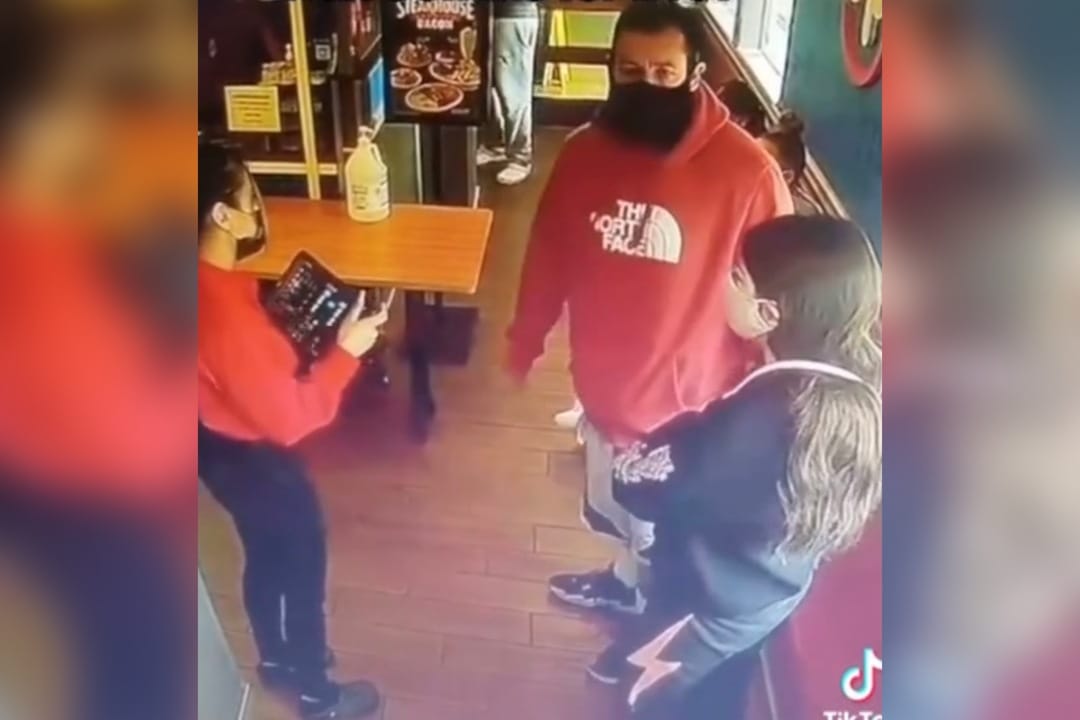 Joven mesera se vuelve viral tras negarle el ingreso a Adam Sandler a restaurant