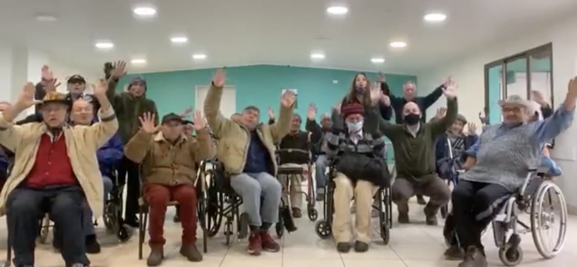 A días de los premios Oscar: Adultos mayores le envían apoyo a protagonista de “El Agente Topo”