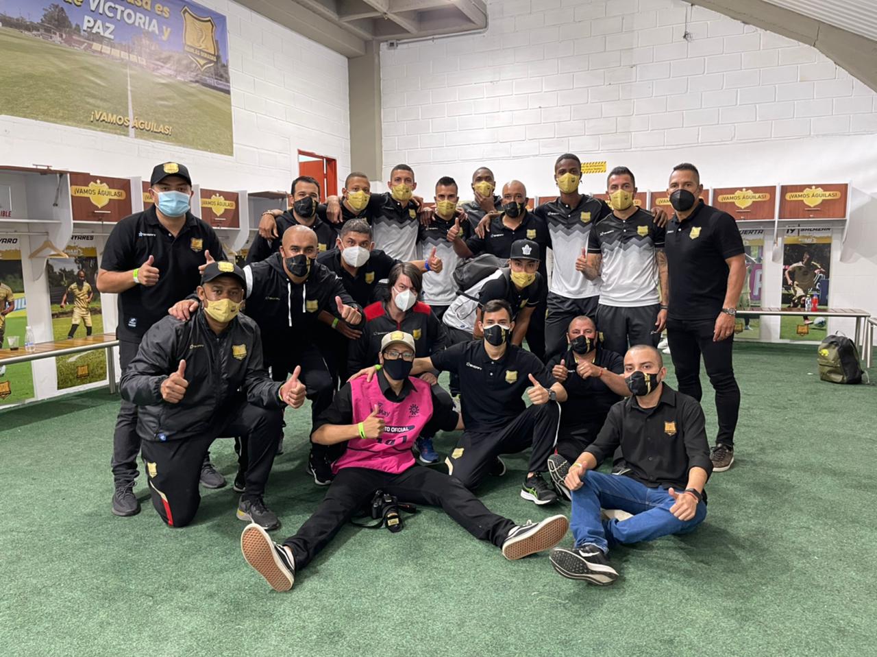 No solo pasa en Chile: Equipo colombiano tuvo que jugar con el mínimo de jugadores permitidos por el reglamento