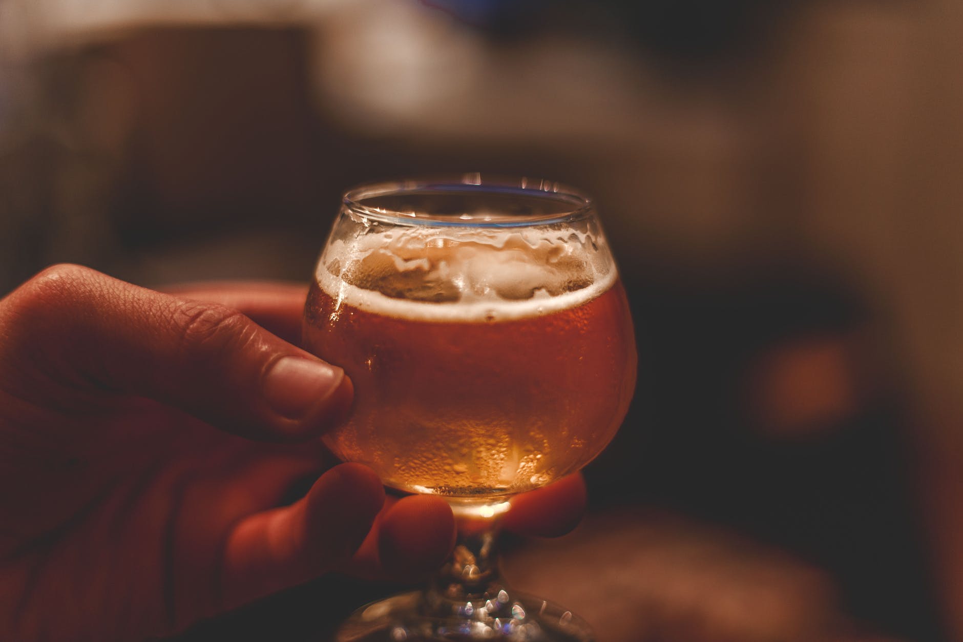 El curioso caso de una mujer que orina alcohol