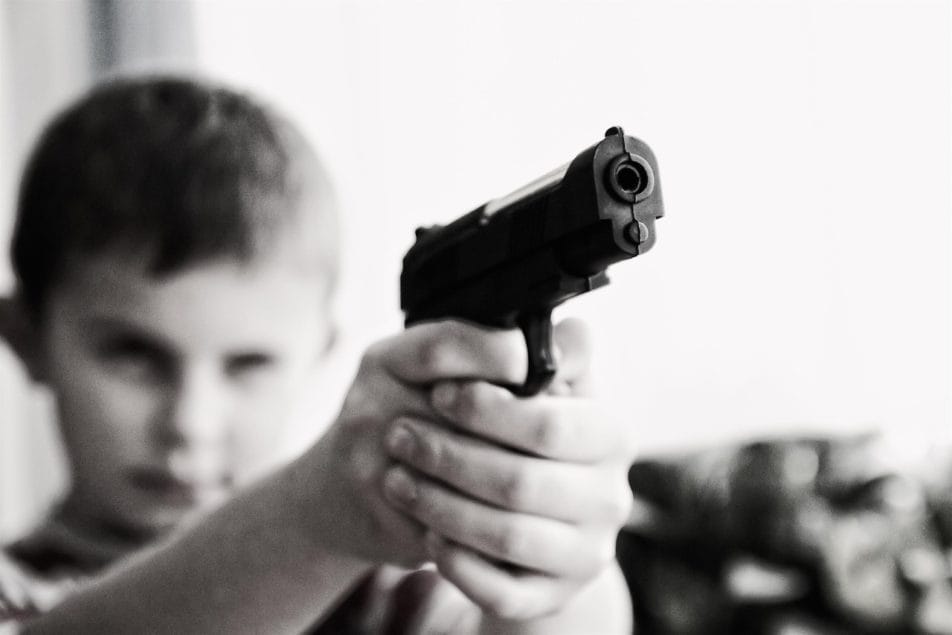 “Armas en inocentes”: El drama del niño de 3 años que mató a su hermano de 8 meses