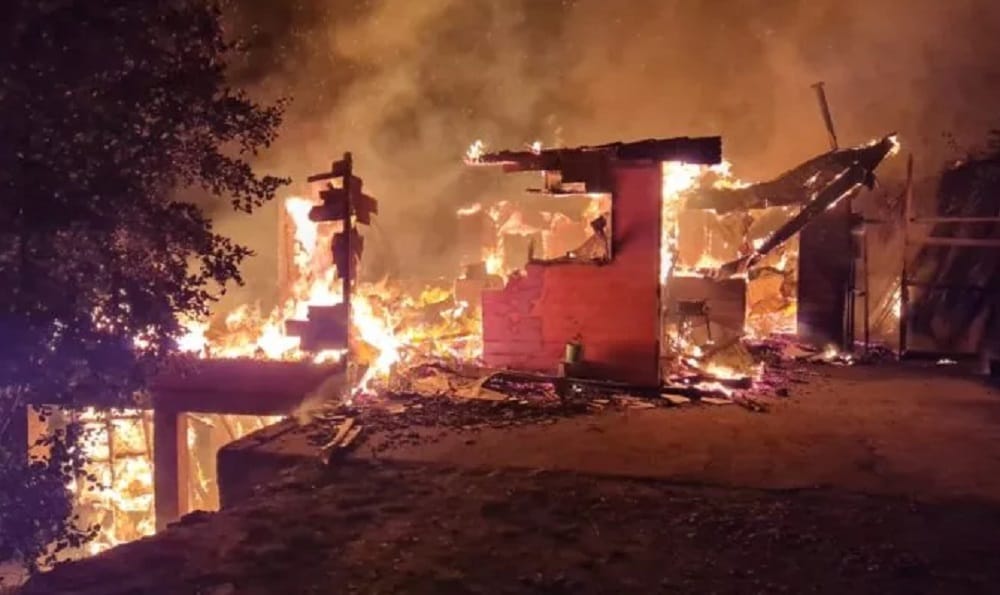 Ataque incendiario consumió una vivienda cerca del Lago Lanalhue: Casa pertenecería a exjuez de Cañete