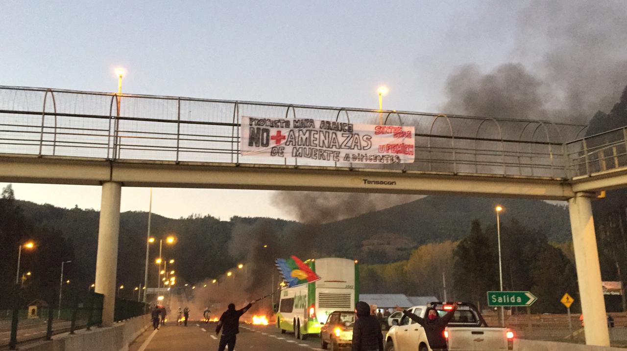 Barricadas incendiarias interrumpieron el tránsito a la altura de Pasarela Colcura Sur en Lota