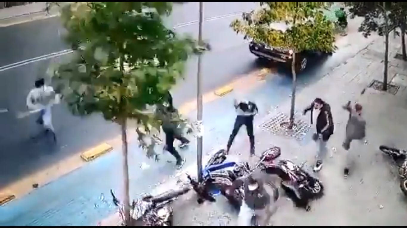 Cámara captó momento en que delincuentes destruyen motos delivery y amenazan a repartidores