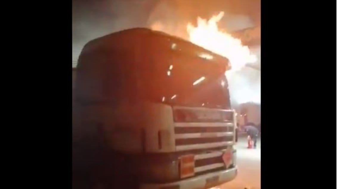 Un conductor baleado y cinco camiones incendiados deja ataque a estación de servicios en Victoria
