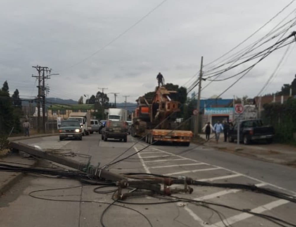 Camión con carga sobredimensionada provoca corte de luz en San Pedro de la Paz al derribar postes