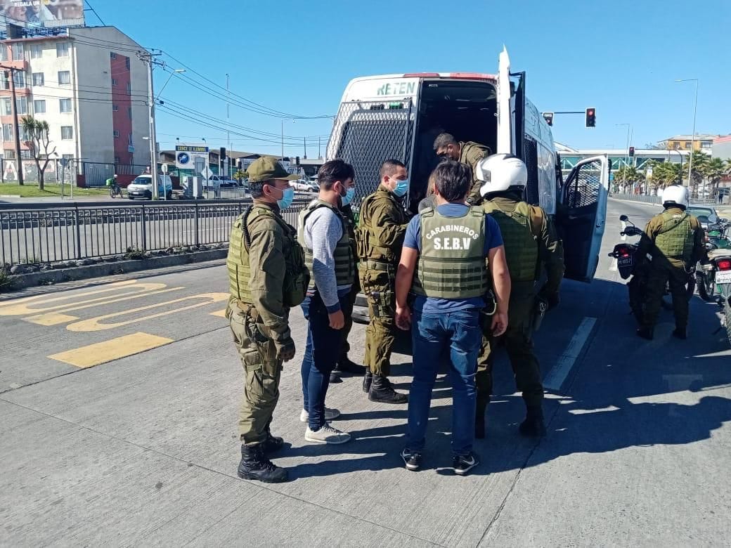 Sujetos asistieron a funeral en San Pedro de la Paz a bordo de autos robados en Santiago: Quedaron detenidos en el sepelio
