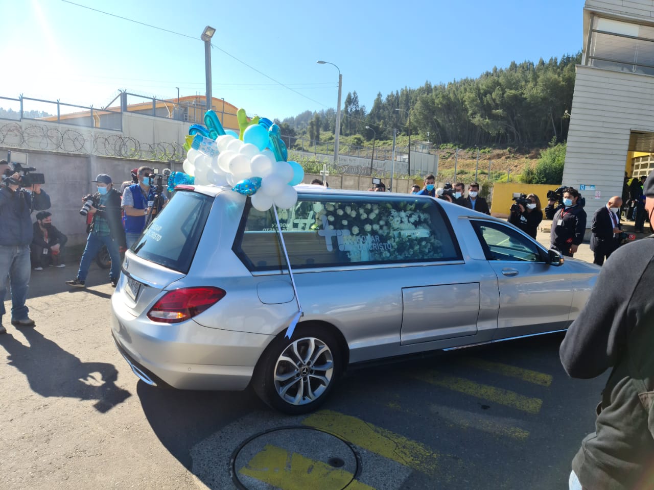 Padres de Tamara Moya, niña baleada en Huechuraba, llegaron a acompañar a mamá de Tomás Bravo
