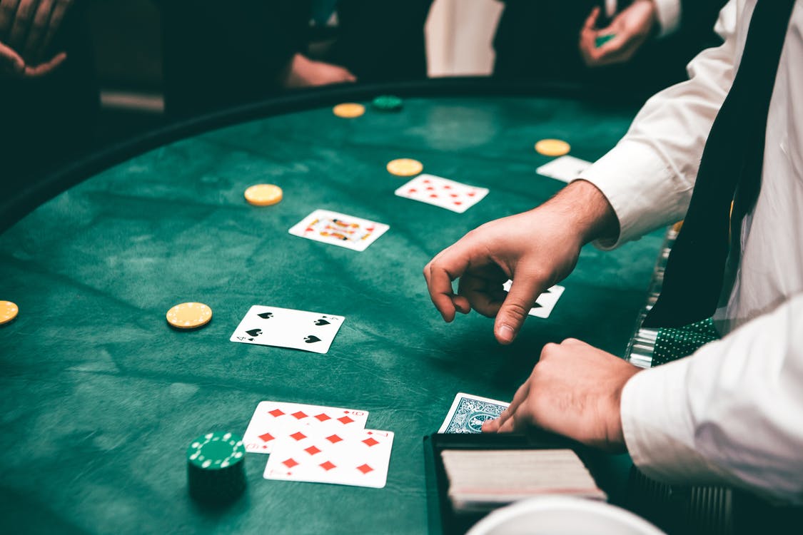 Arrestan a doctora por dejar a sus hijos encerrados en el auto para ir a jugar al casino